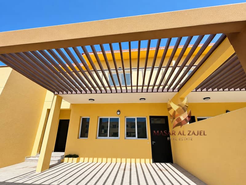 5 Cour intérieure sous pergola ombragée. png