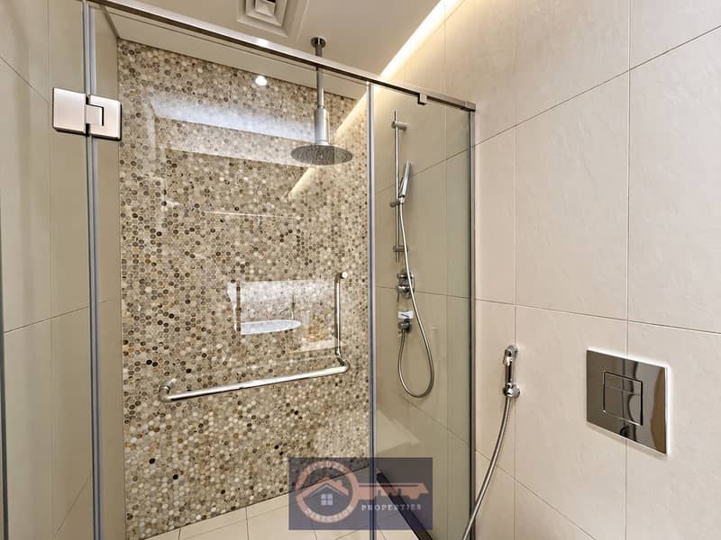 7 Crystal-clear modern shower details. png