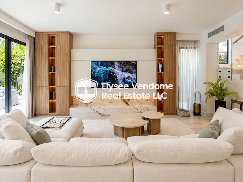 5 Salon moderne avec mur TV et vue jardin. png