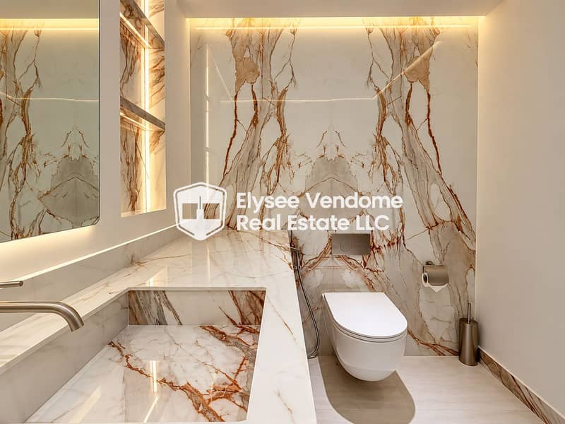 10 Salle de bains en marbre luxueux et éclairée. png