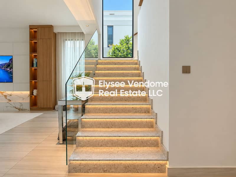 12 Escalier minimaliste aux lumières chaleureuses. png