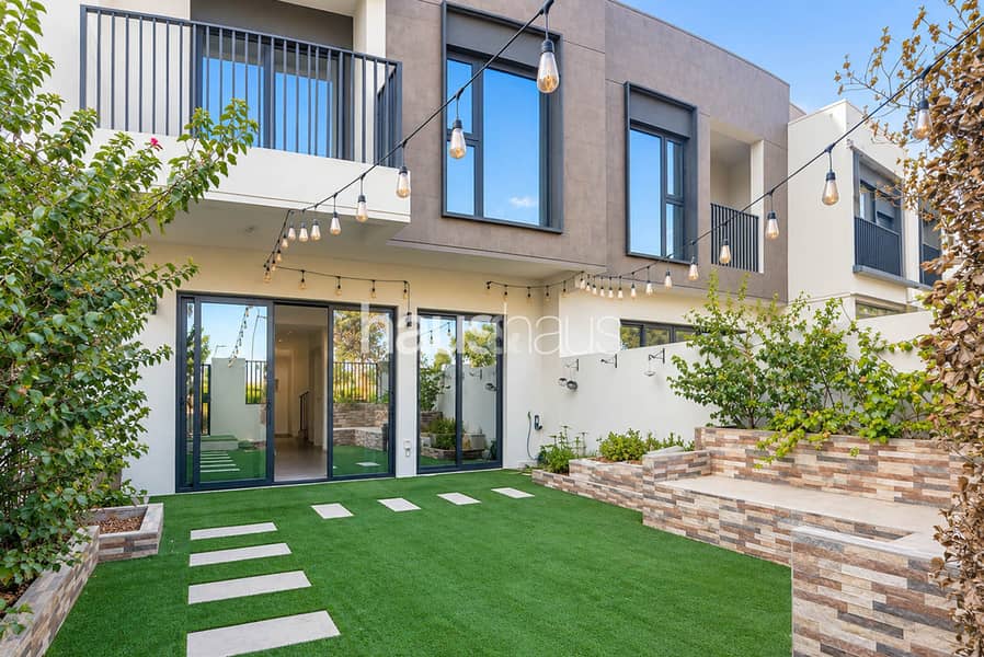Spacious Backyard | Beautiful Villa | Greenview 2 Spacious Backyard | Beautiful Villa | Greenview 2