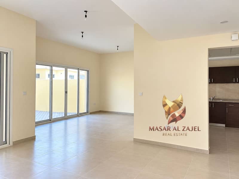 8 Salon moderne vide avec cuisine ouverte. png