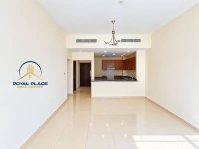 2 Slaapkamers Appartement te Huur in Dubai South, Dubai - Bright Minimalist Living Room with Open Kitchen. png 2 Slaapkamers Appartement te Huur in Dubai South, Dubai - Bright Minimalist Living Room with Open Kitchen. png