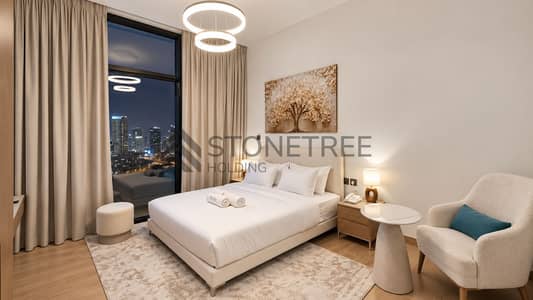 Studio de à à louer à Majan, Dubai - Уютная спальня с видом на ночной город. png Studio de à à louer à Majan, Dubai - Уютная спальня с видом на ночной город. png