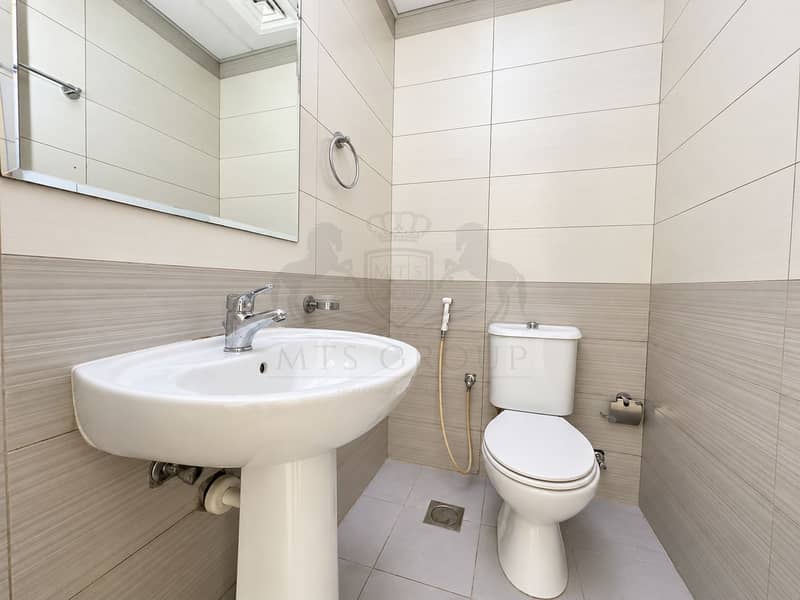 20 Modern Neutral Bathroom Interior. png