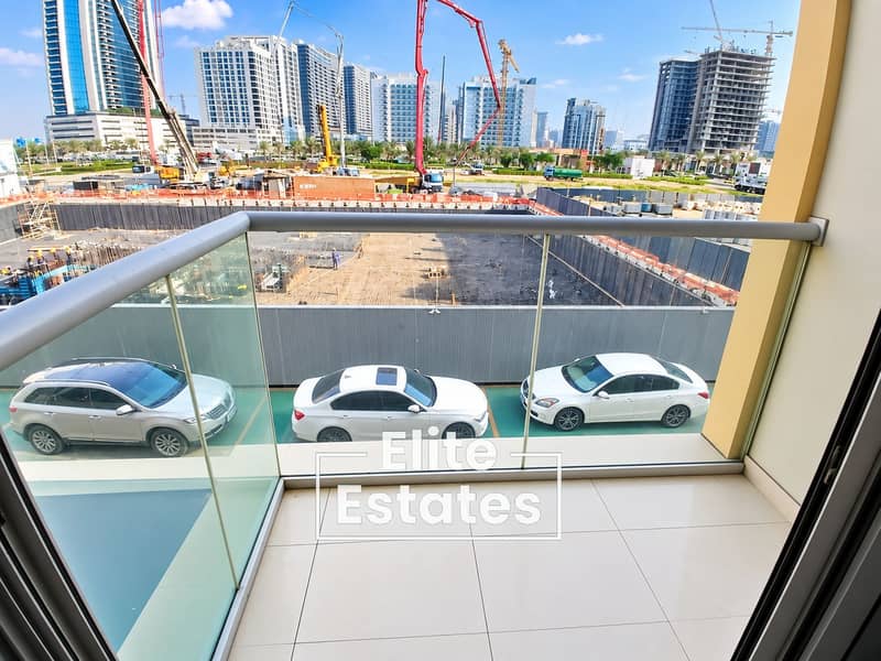 4 Modern Balcony Overlooking City Construction. png