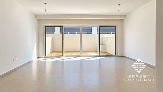 4 habitaciones Townhouse para en Alquiler en DAMAC Hills 2 (Akoya by DAMAC), Dubai - Sunlit Minimalist Room with Patio Views. png