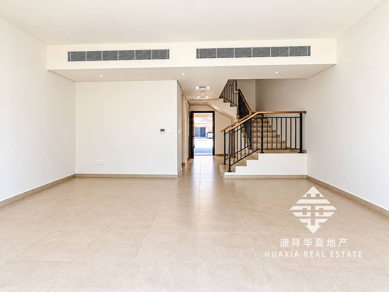 2 Bright Modern Empty Living Space. png