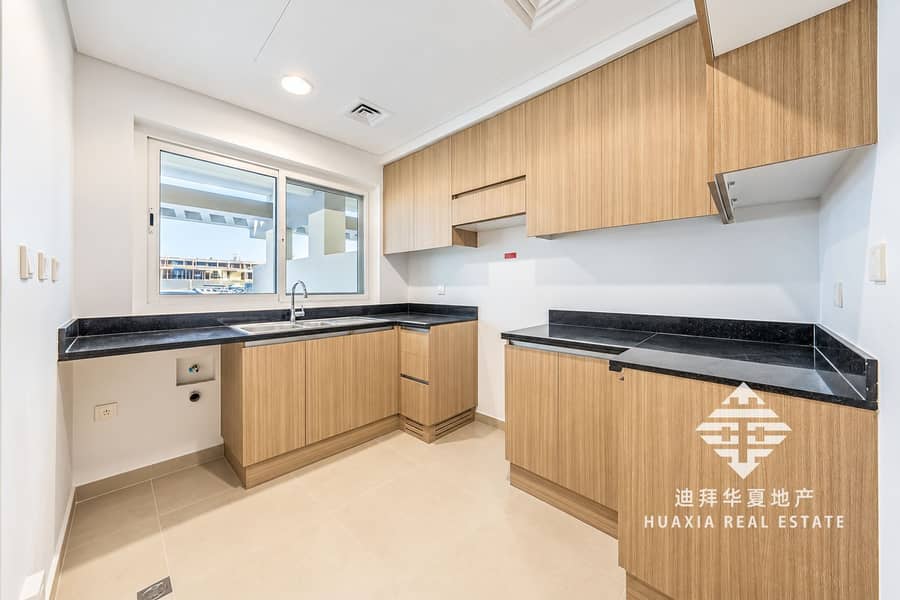 4 Bright Modern Oak Kitchen Interior. png