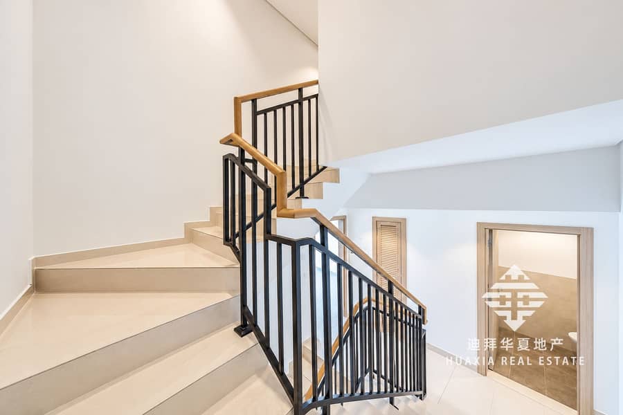 11 Bright Modern Staircase Landing. png