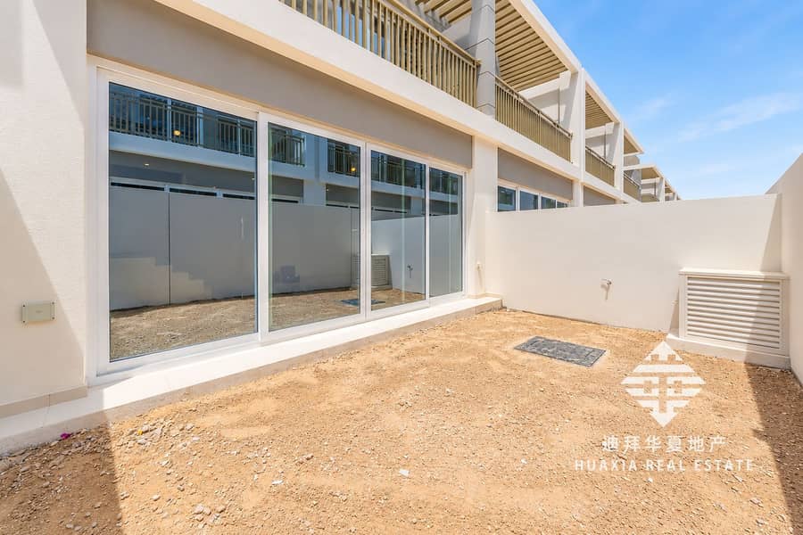 14 Sunlit Modern Townhouse Courtyard. png
