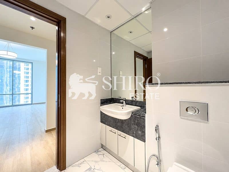 19 Bathroom 002. jpg