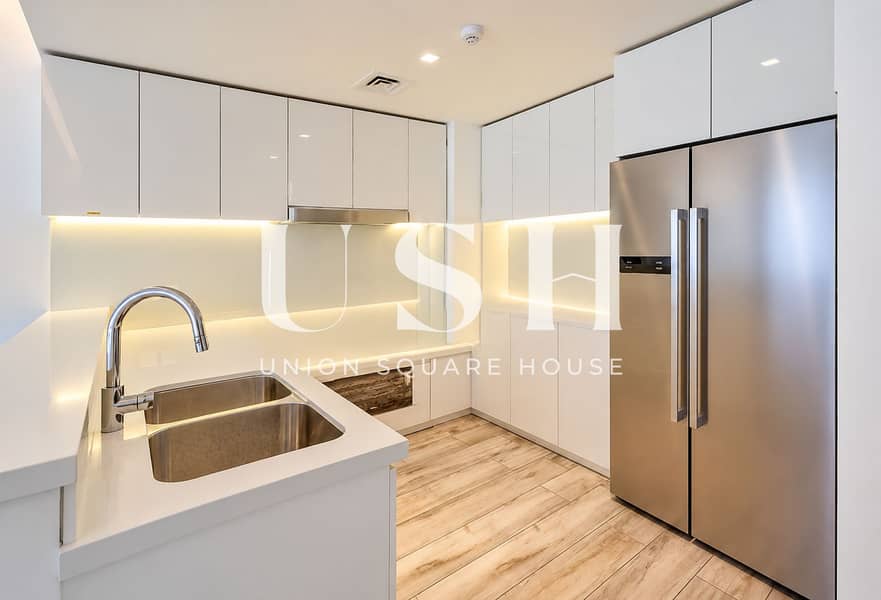 4 Modern Minimalist Kitchen Glow. png