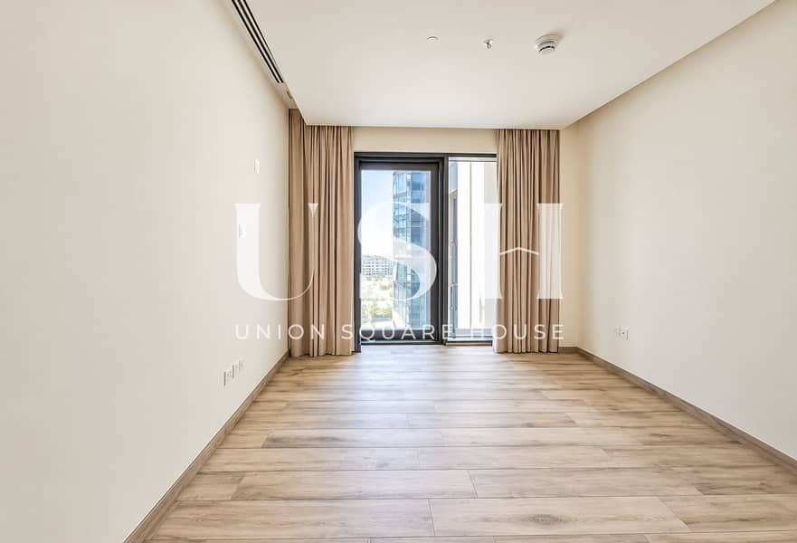 5 Empty Modern Apartment with Balcony View. png