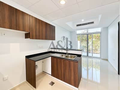 4 Slaapkamers Townhouse te Huur in DAMAC Hills 2 (Akoya by DAMAC), Dubai - Bright Modern Kitchen with Garden Views. png