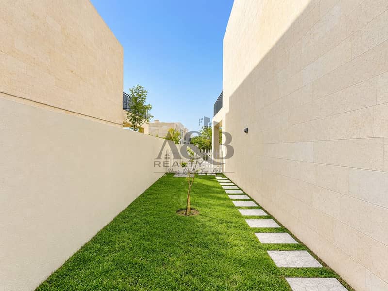11 Sunlit Modern Side-Yard Path. png