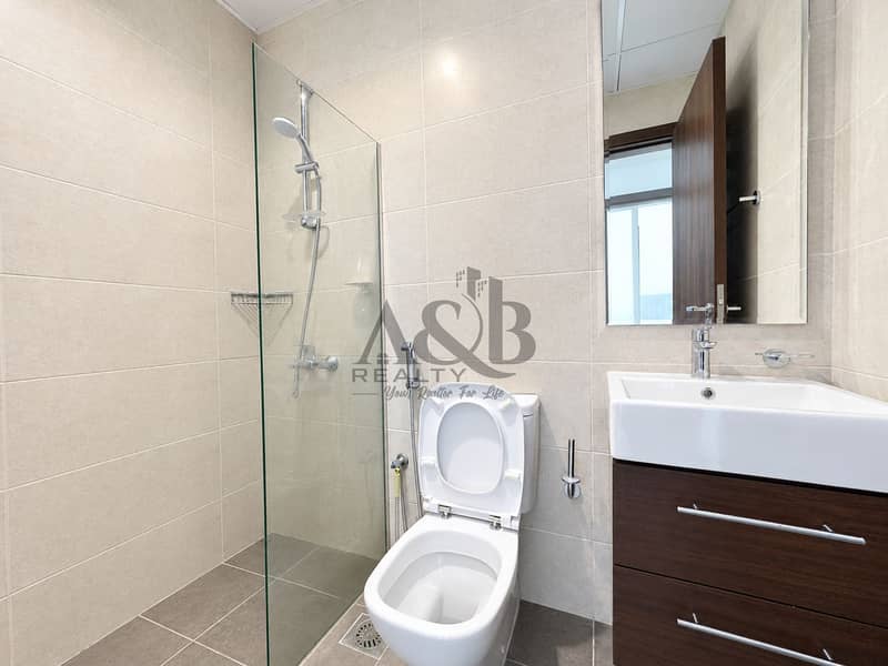 28 Modern Neutral Bathroom Interior. png