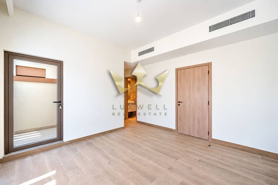 6 Bright Minimalist Empty Apartment Interior. png