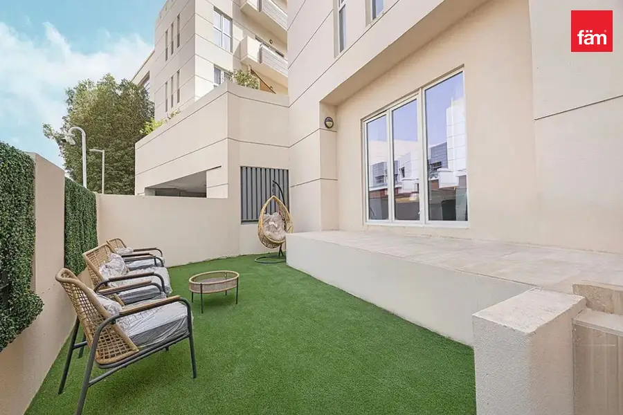 Furnished upgraded Spacious 1 Bed | Ground Floor