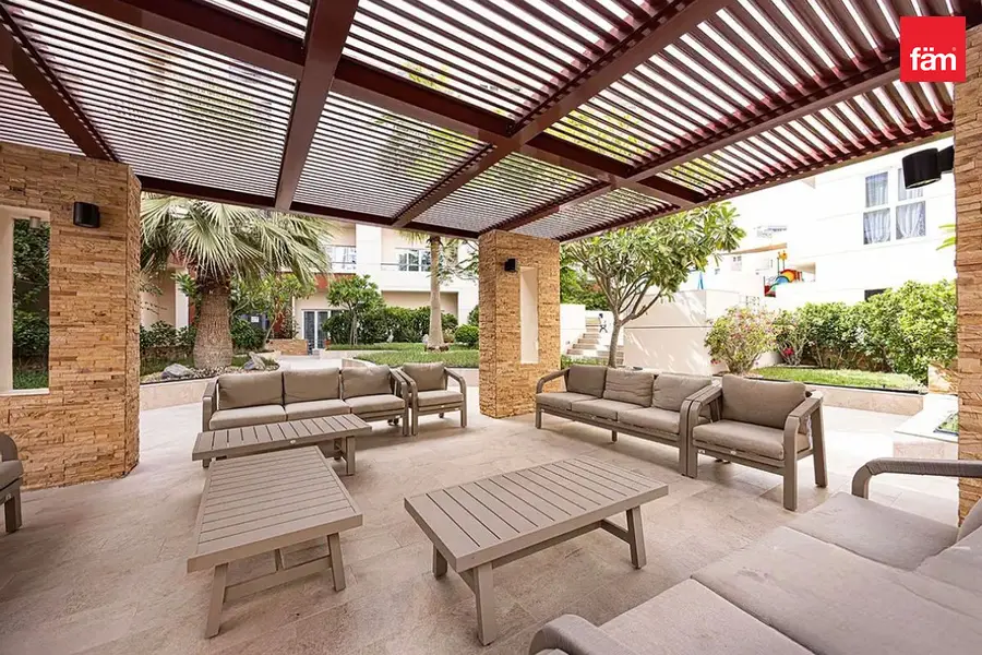 Furnished upgraded Spacious 1 Bed | Ground Floor