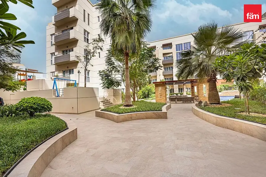 Furnished upgraded Spacious 1 Bed | Ground Floor