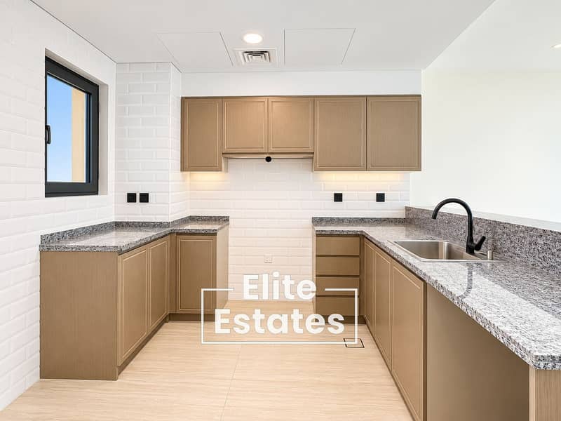 15 Bright Minimalist U-Shaped Kitchen. png