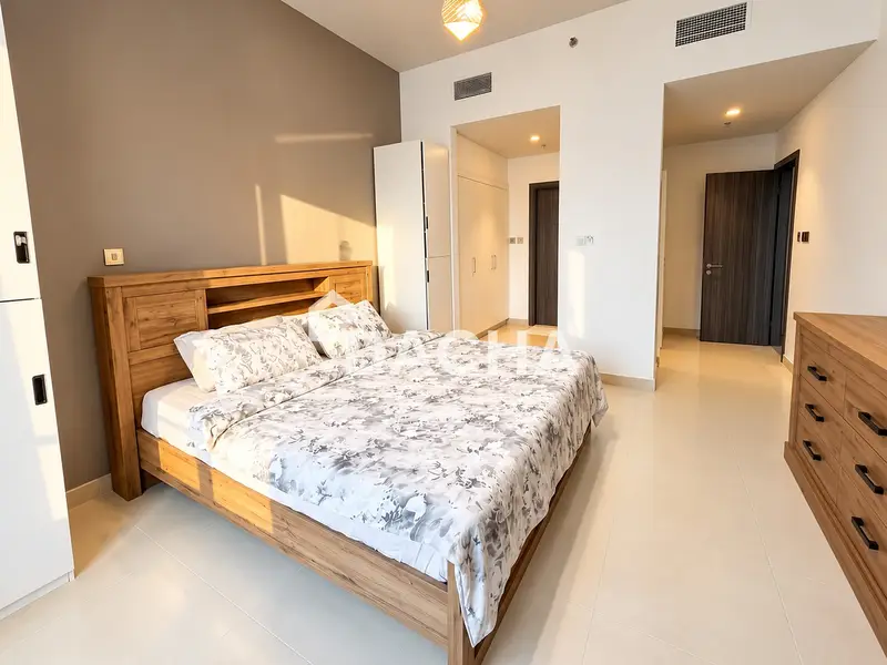 Overlooking Park & Pool | Bright & Spacious | VOT