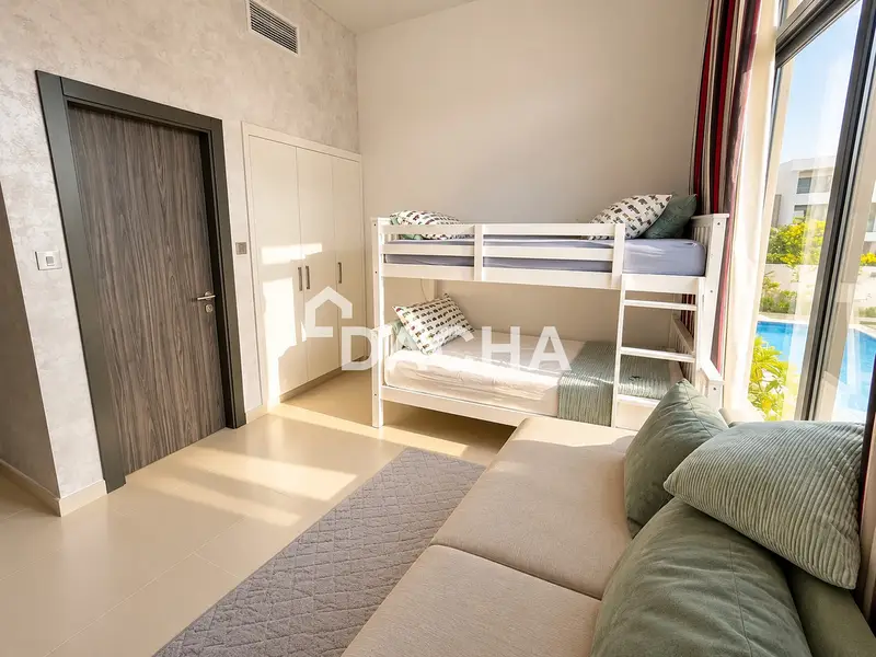 Overlooking Park & Pool | Bright & Spacious | VOT