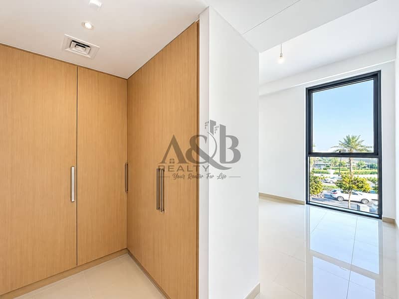 10 Modern Entryway with Bright Windowed Room. png