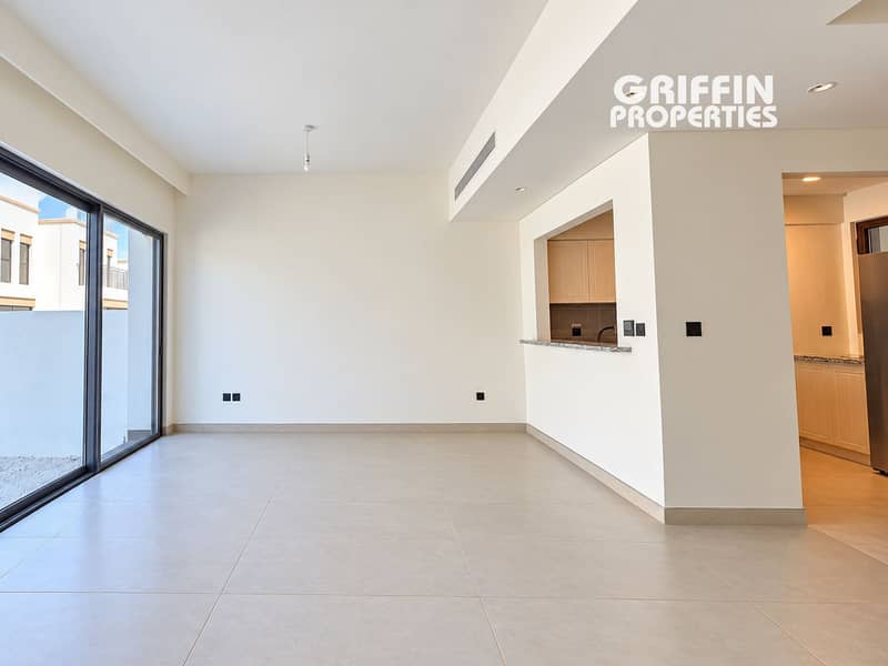 12 Bright living-dining room with kitchen hatch-9. png