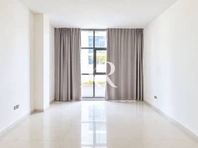 فلیٹ 1 غرفة نوم للايجار في داماك هيلز، دبي - Minimalist Daylit Room with Gray Curtains. png فلیٹ 1 غرفة نوم للايجار في داماك هيلز، دبي - Minimalist Daylit Room with Gray Curtains. png