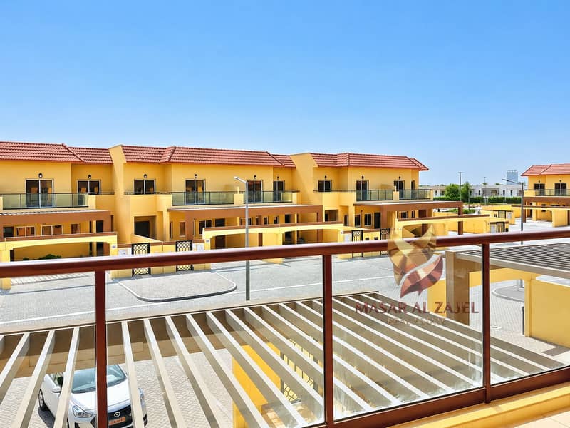 27 Vue ensoleillée sur des maisons mitoyennes. png