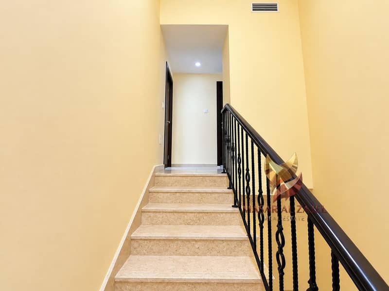 35 Escalier chaleureux vers un palier lumineux. png