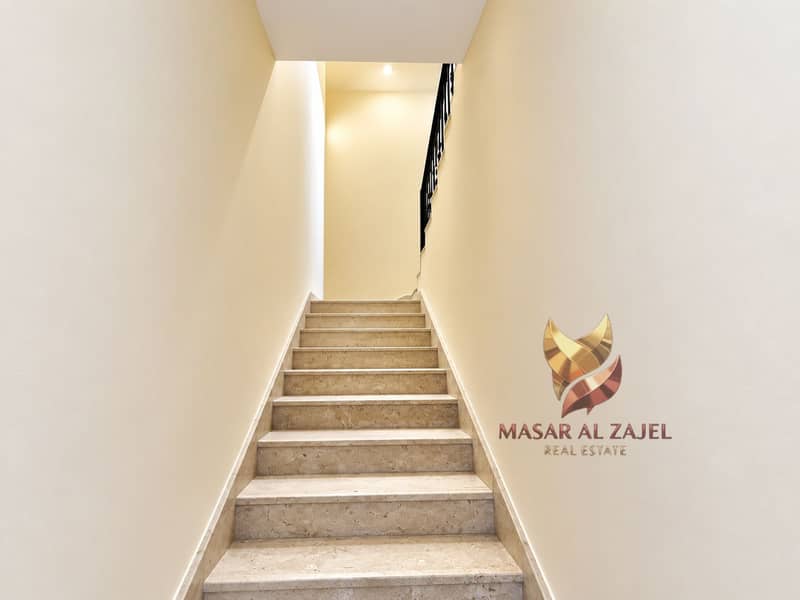 36 Escalier en marbre vers la lumière. png