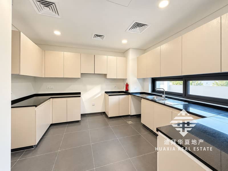 2 Bright Minimalist U-Shaped Kitchen. png