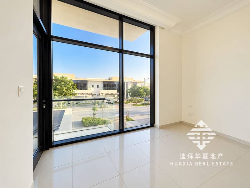 10 Bright Modern Room with Villa Views. png
