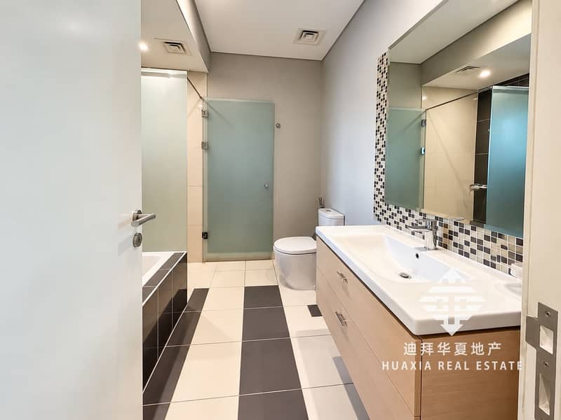 16 Modern Bright Bathroom Interior. png