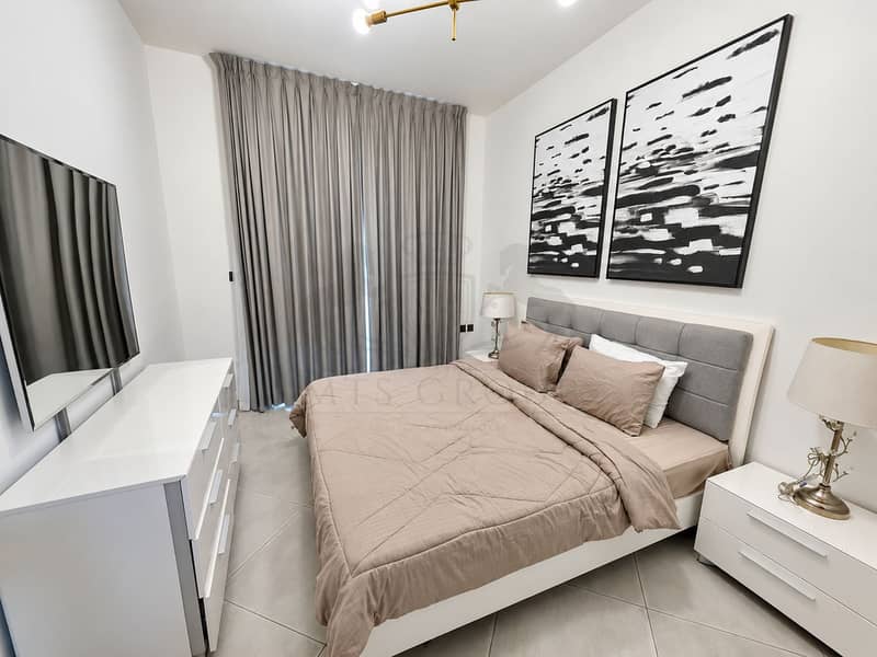 10 Bright Modern Bedroom with Taupe Bedding. png