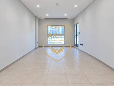 3 habitaciones Apartamento para en Alquiler en Bur Dubai, Dubai - Bright Empty Modern Apartment Living Room. png