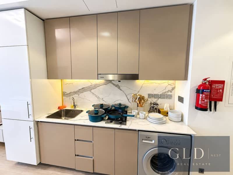 5 Cucina moderna con pentole turchesi. png