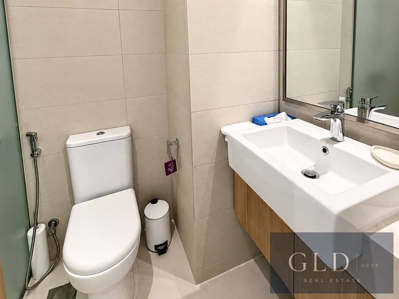 6 Bagno moderno minimalista in beige, leggiadra luce neutra. png