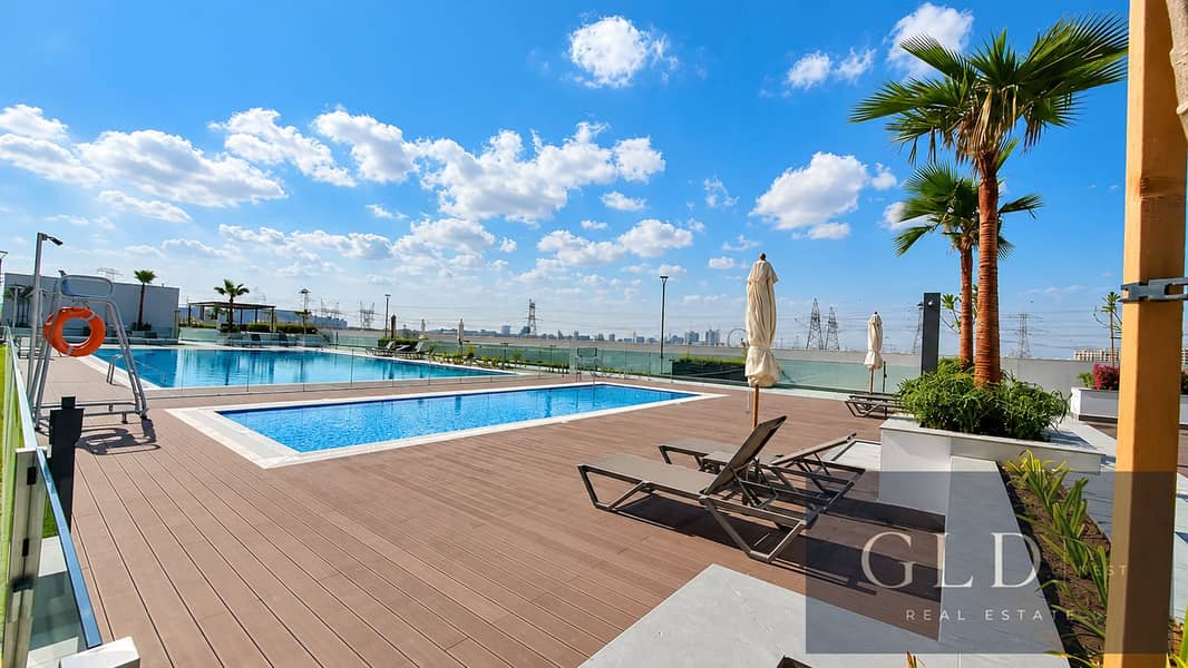 7 Terrazza panoramica con piscine e skyline. png