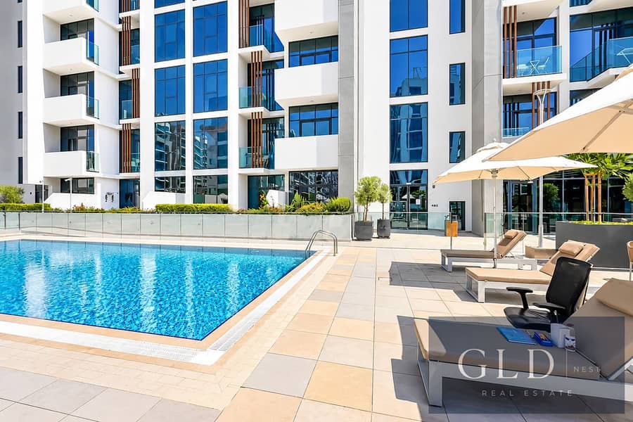 9 Piscina di lusso tra architettura e sole. png