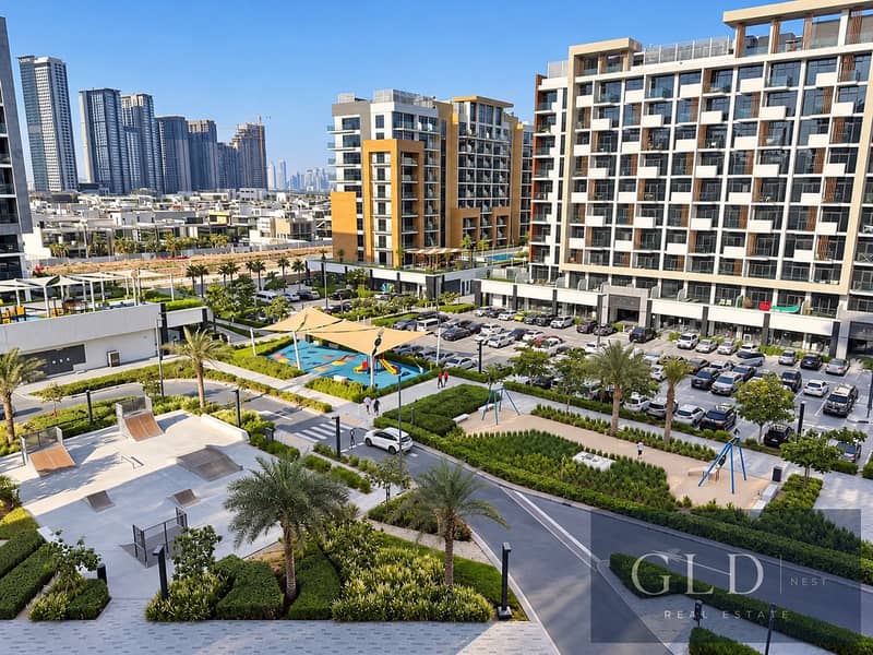 11 Complesso residenziale moderno con skyline urbano. png