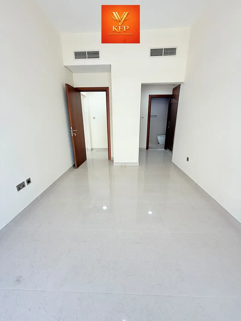 3BHK AVAILABLE BIG SIZE PRIME LOCATION NEAR TO METRO STATION READY TO MOVE