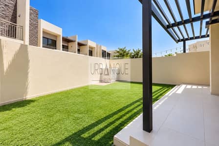 3 Slaapkamers Townhouse te Huur in DAMAC Hills 2 (Akoya by DAMAC), Dubai - Sunlit Modern Courtyard with Pergola Shadows. png 3 Slaapkamers Townhouse te Huur in DAMAC Hills 2 (Akoya by DAMAC), Dubai - Sunlit Modern Courtyard with Pergola Shadows. png