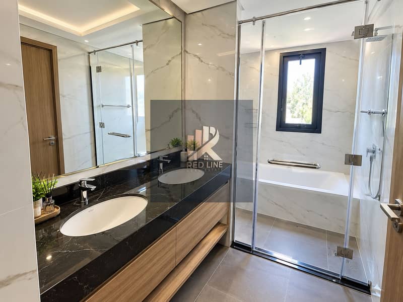 10 Luxurious Modern Marble Bathroom. png