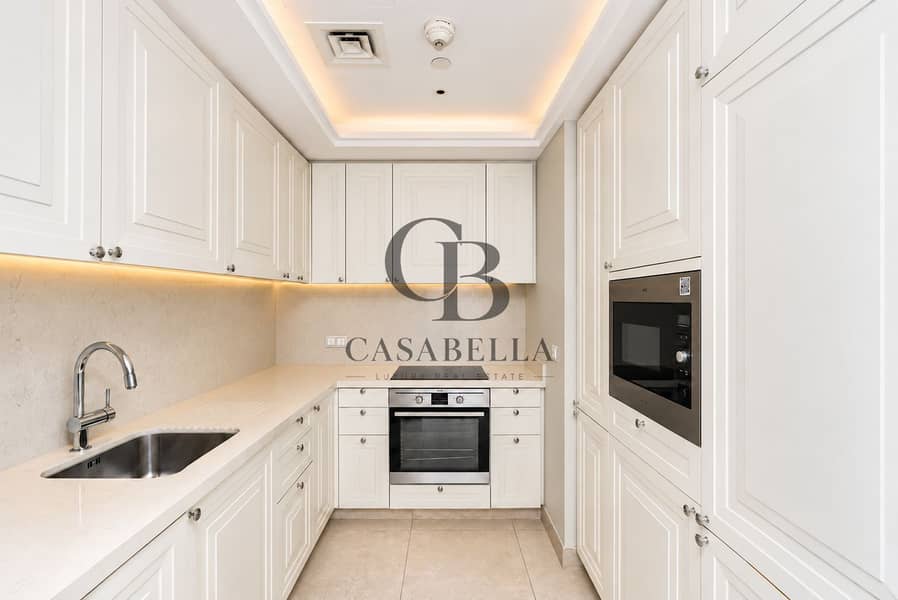 8 Pristine kitchen with cleared countertops. png