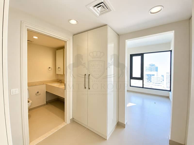 7 Modern Neutral Apartment Entryway. png